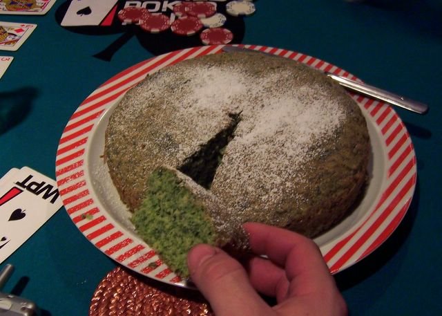 Cette photo présente un gâteau vert aux épinards sans colorants, ressemblant un peu à l’aspect à un gâteau au yaourt mais avec l’intérieur vert, le dessus étant couvert de sucre glace. Le gâteau est présenté sur une table de poker. L’image est issue du blog https://tetellita.blogspot.com/2006/04/le-gateau-vert.html